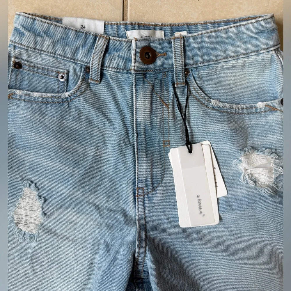 a loves a Women’s 24 Blue Frayed Cut Off Hem Distressed Denim Boyfriend Shorts - Picture 2 of 12
